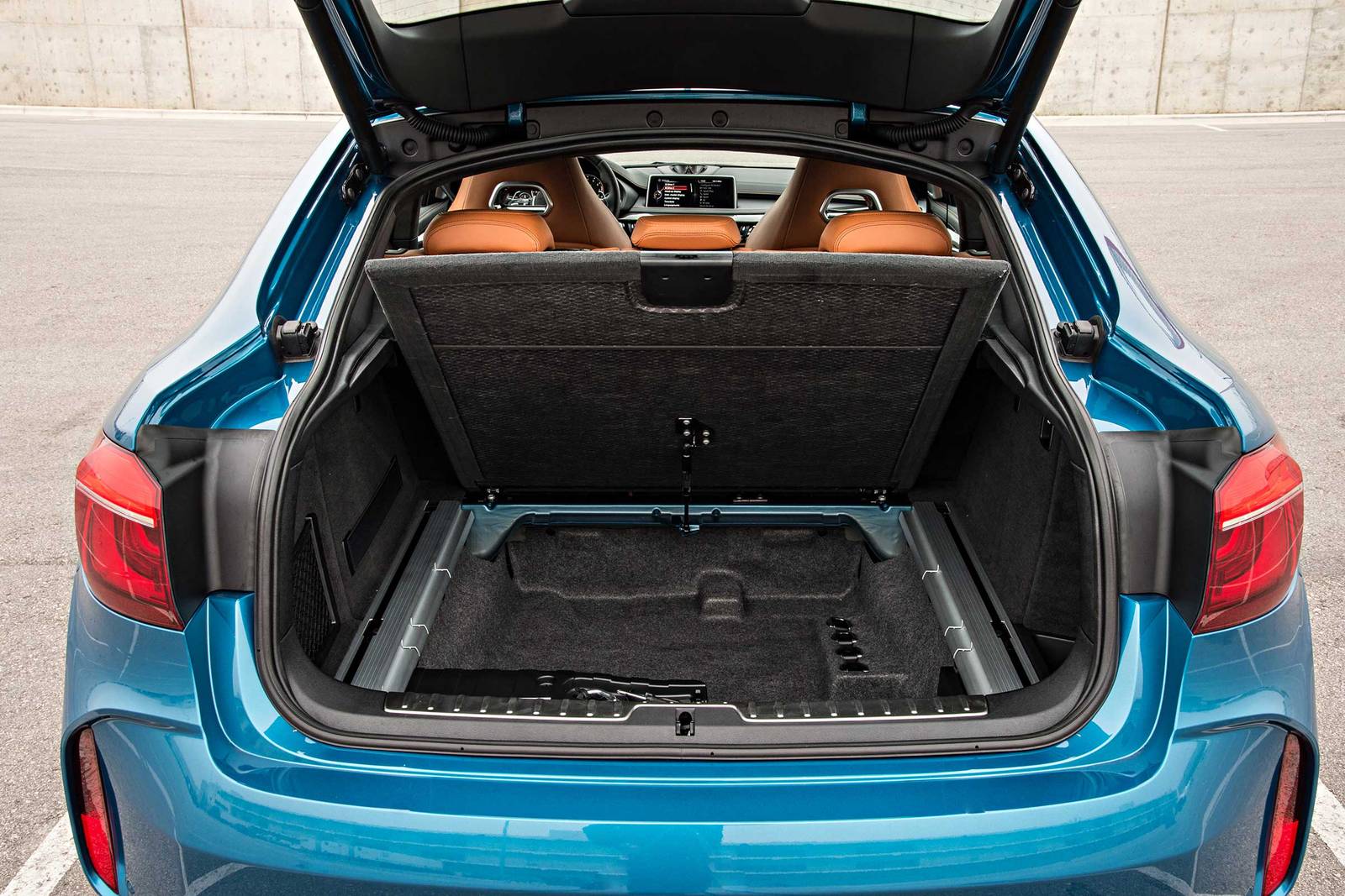 2018 BMW X6 front safety CARGO