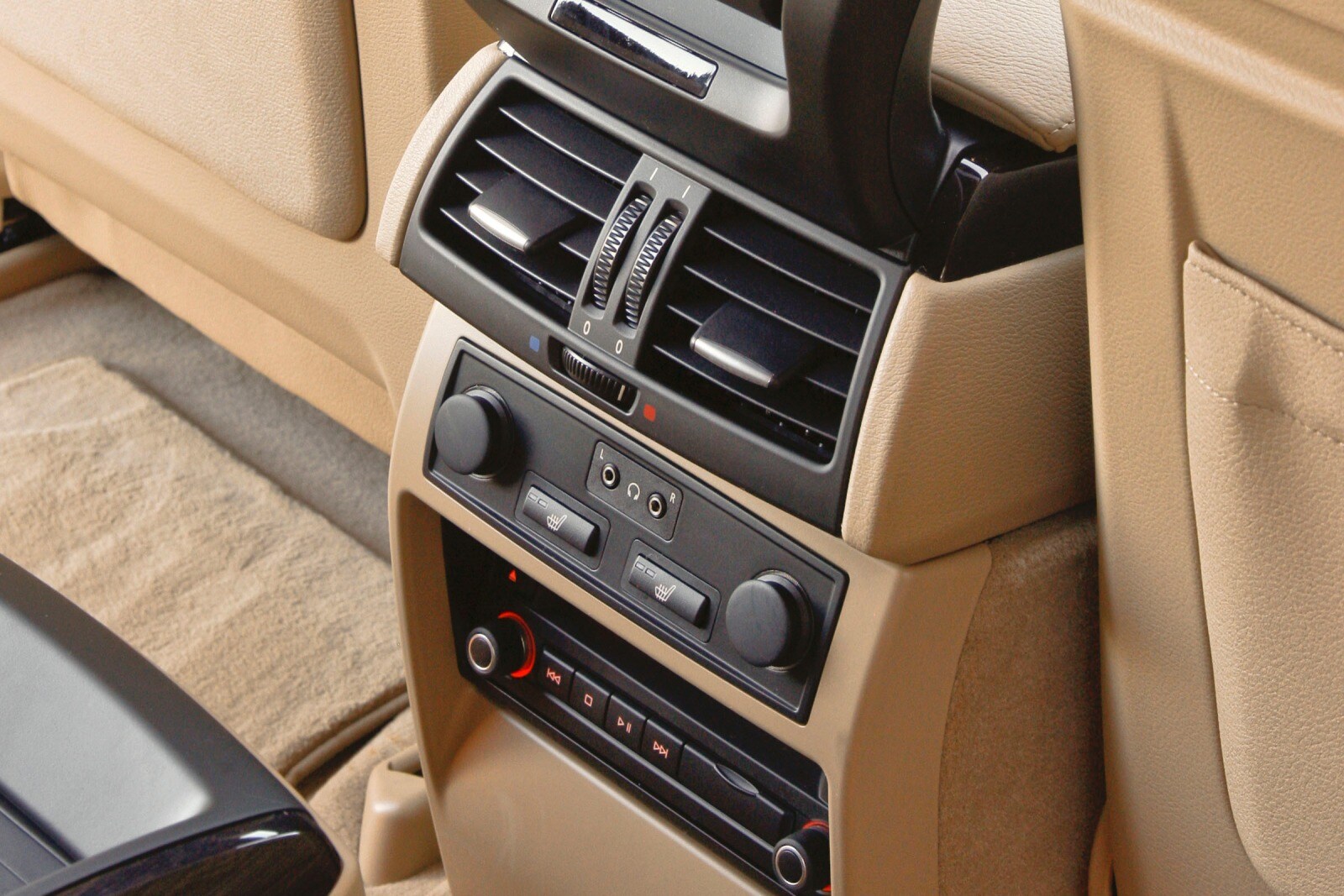 2011 BMW X6 front safety DETAIL