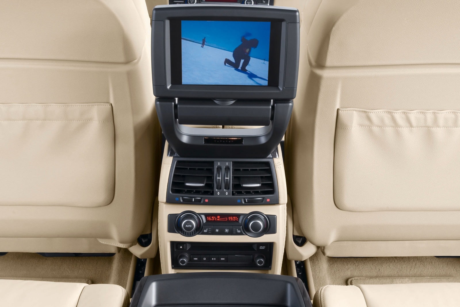 2011 BMW X6 front safety DETAIL