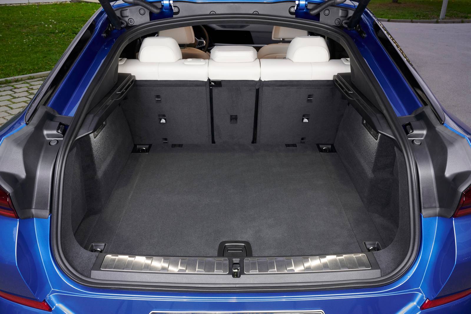 2019 BMW X6 M interior CARGO