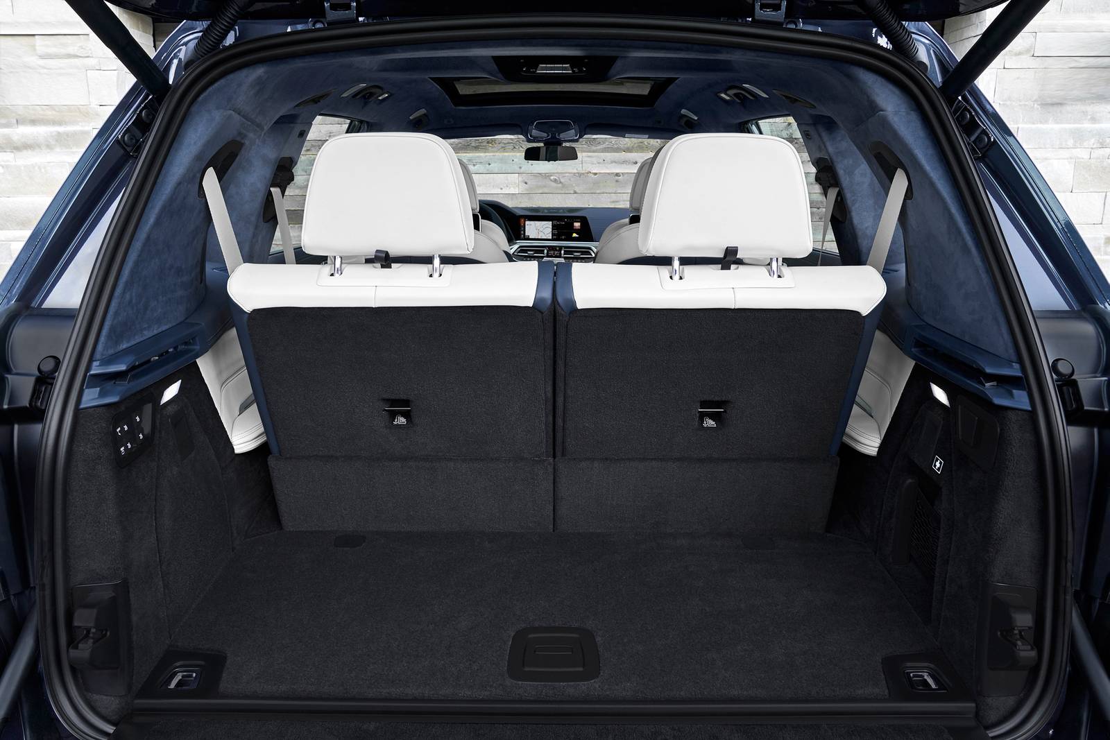 2020 BMW X7 interior CARGO