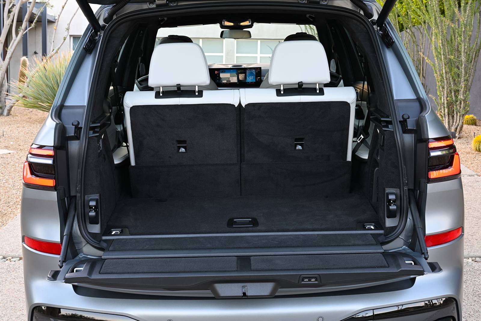 2024 BMW X7 interior CARGO