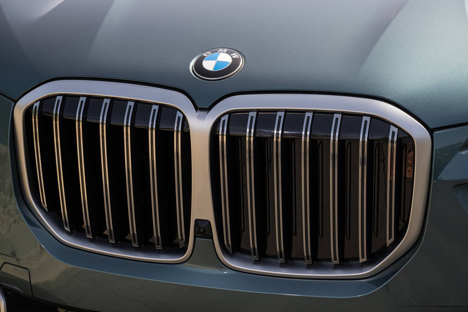 2025 BMW X7 — OEM photo 3