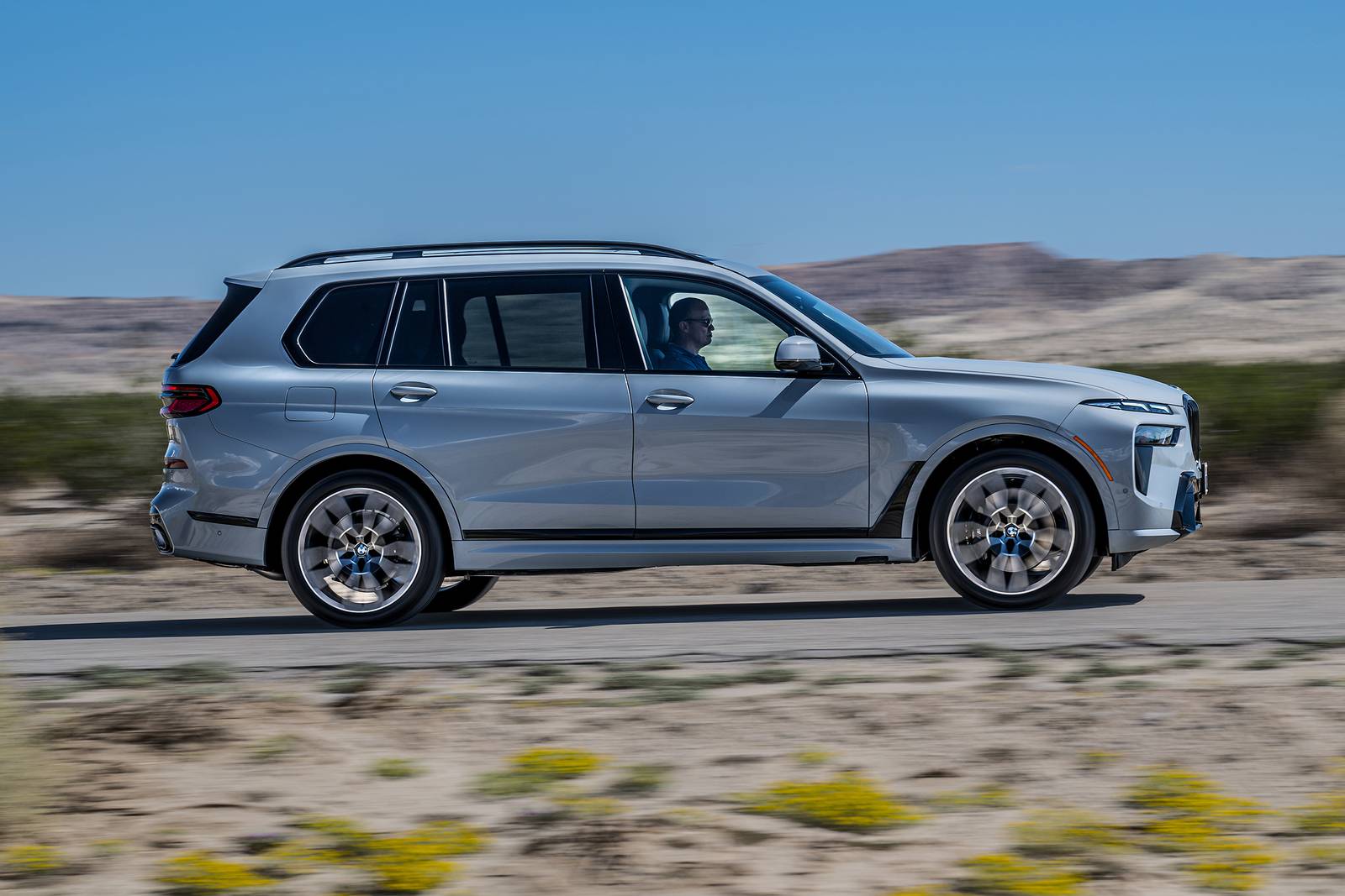 2025 BMW X7 — OEM photo 1