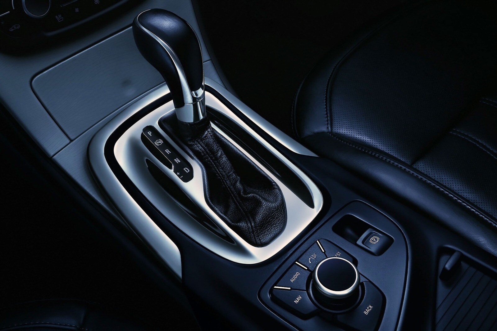 2012 Buick Regal interior SHF