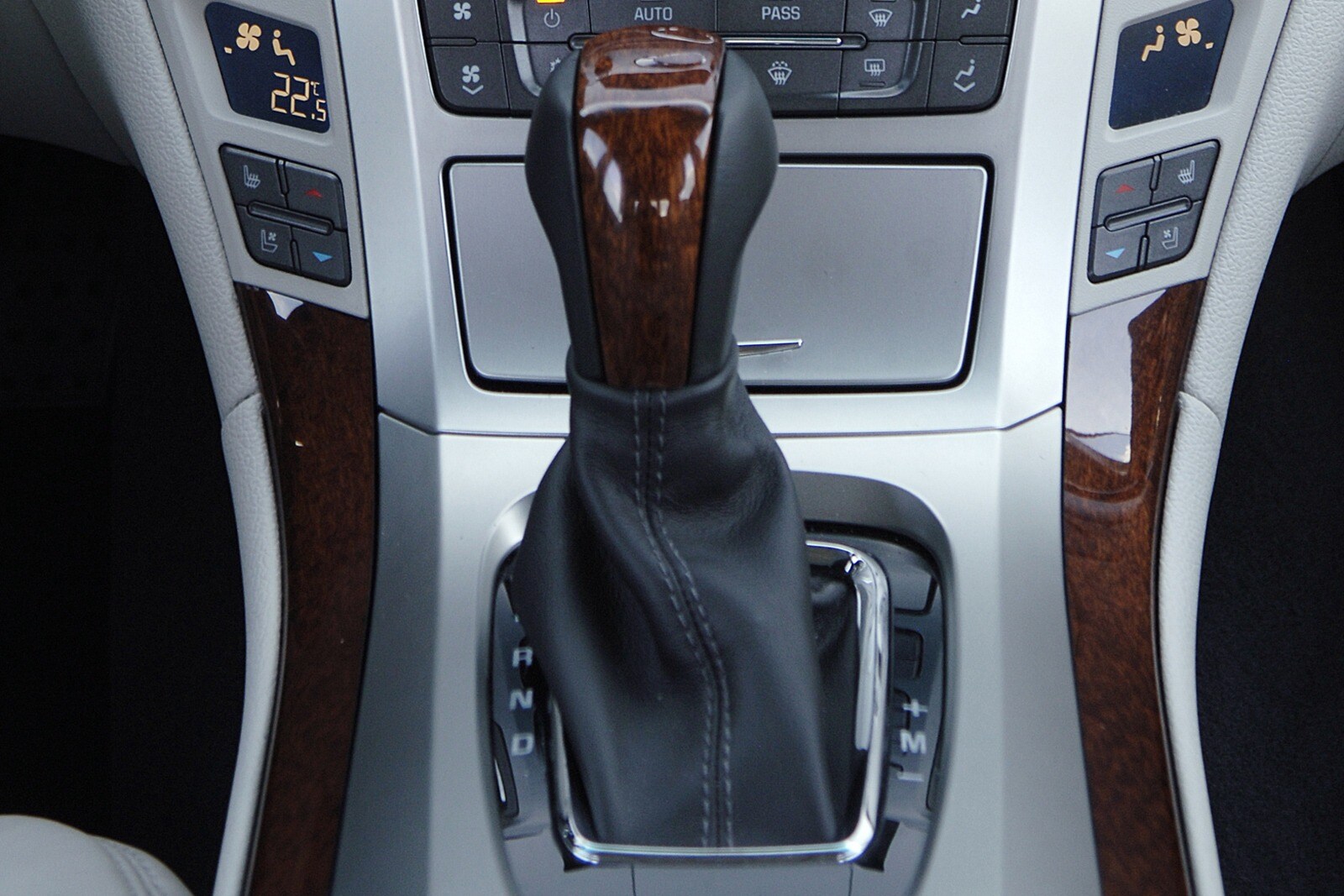2010 Cadillac Cts interior SHF