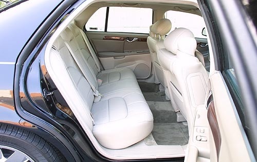 2002 Cadillac DeVille interior RI