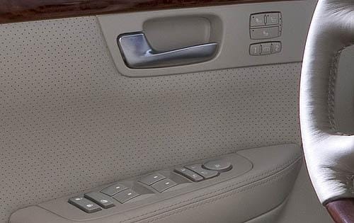 2011 Cadillac DTS front safety DETAIL