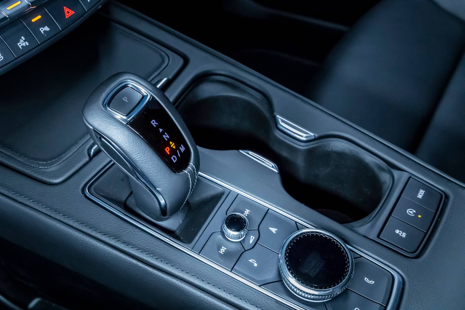 2022 Cadillac Xt4 interior SHF