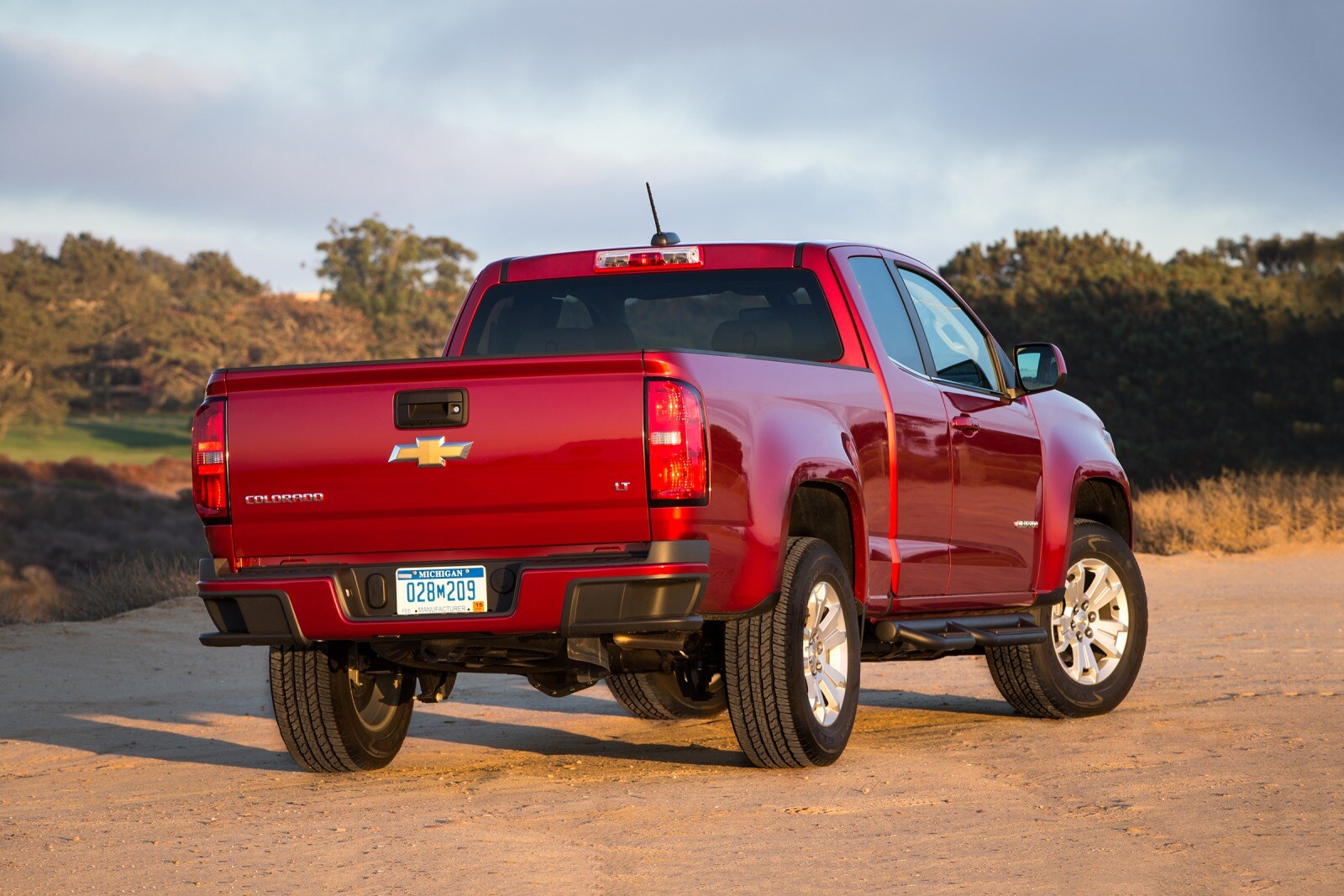 2017 Chevrolet Colorado — OEM photo 2