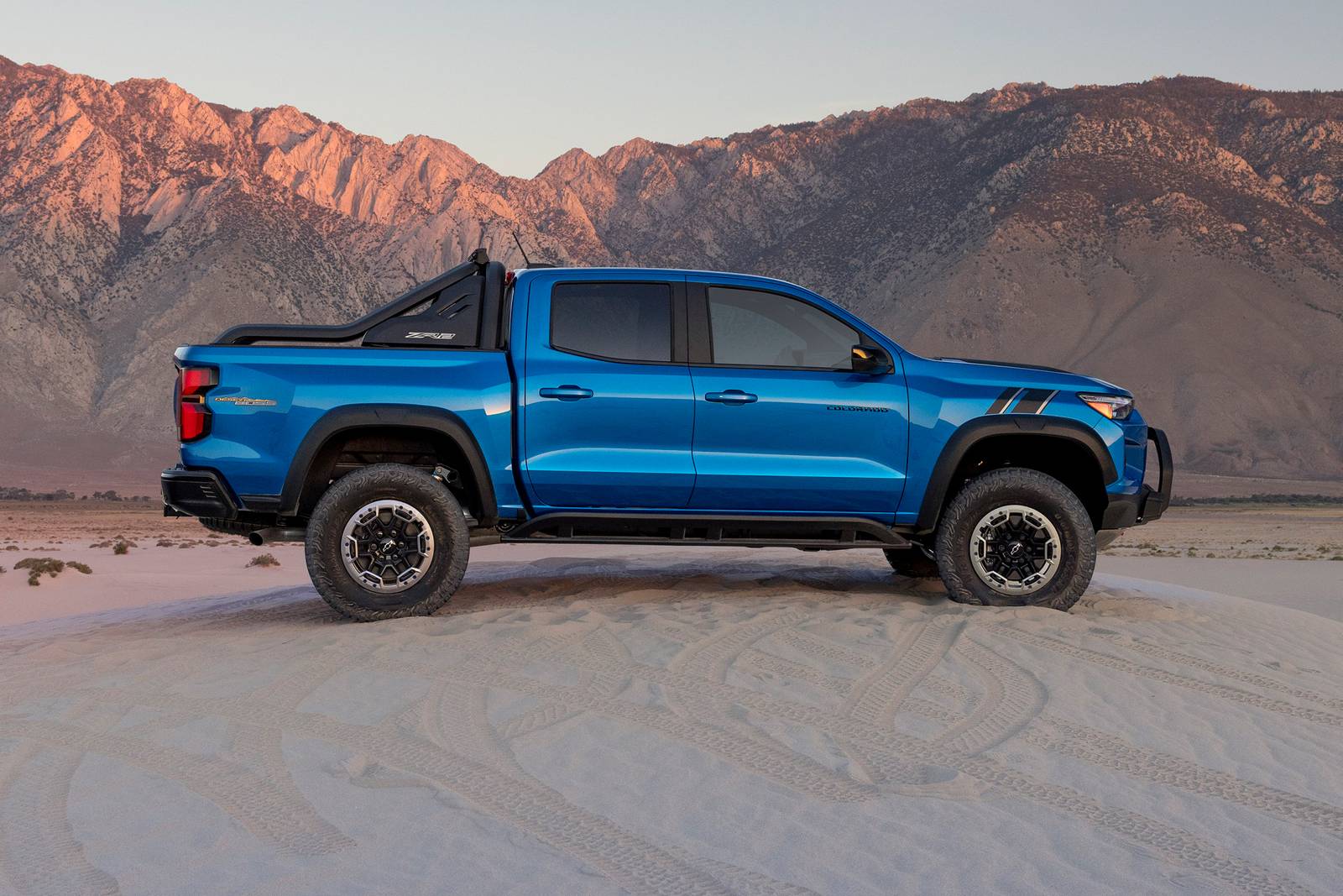2023 Chevrolet Colorado — OEM photo 4