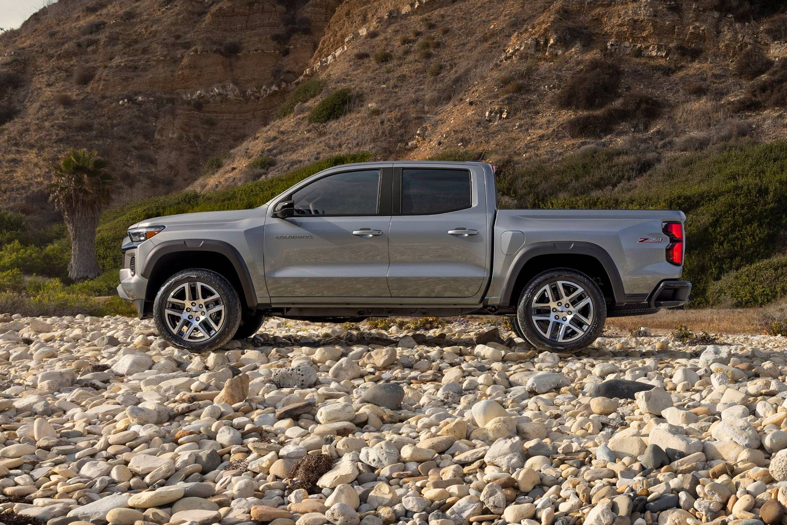 2024 Chevrolet Colorado — OEM photo 3