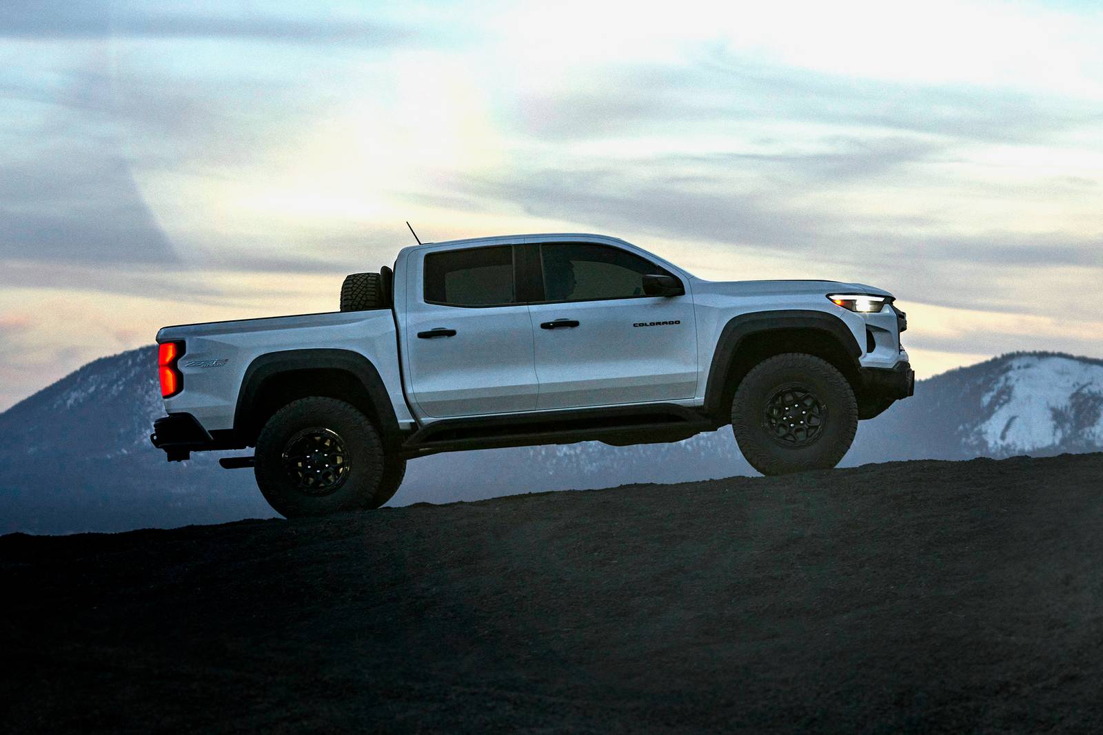 2024 Chevrolet Colorado — OEM photo 4