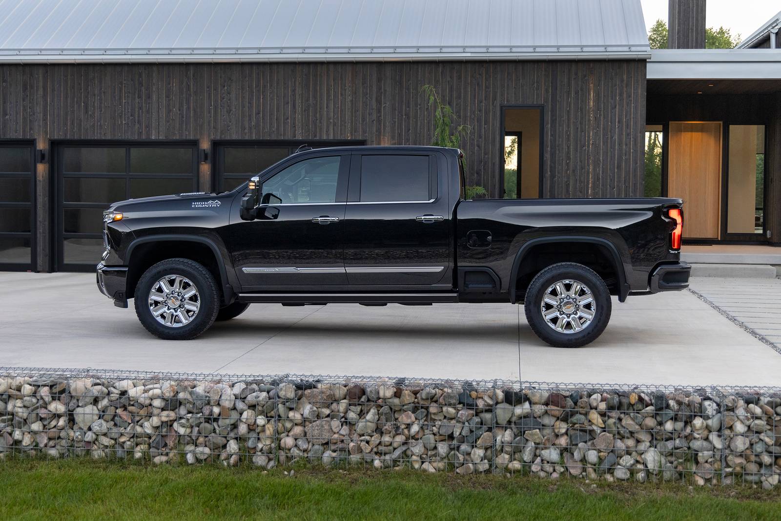 2024 Chevrolet Silverado exterior S