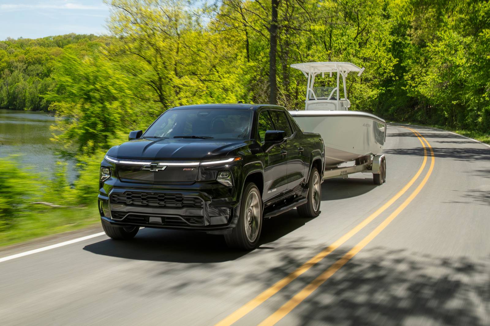 2024 Chevrolet Silverado exterior LIFE1