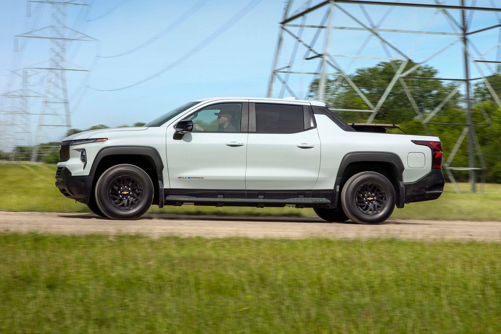 2024 Chevrolet Silverado exterior S