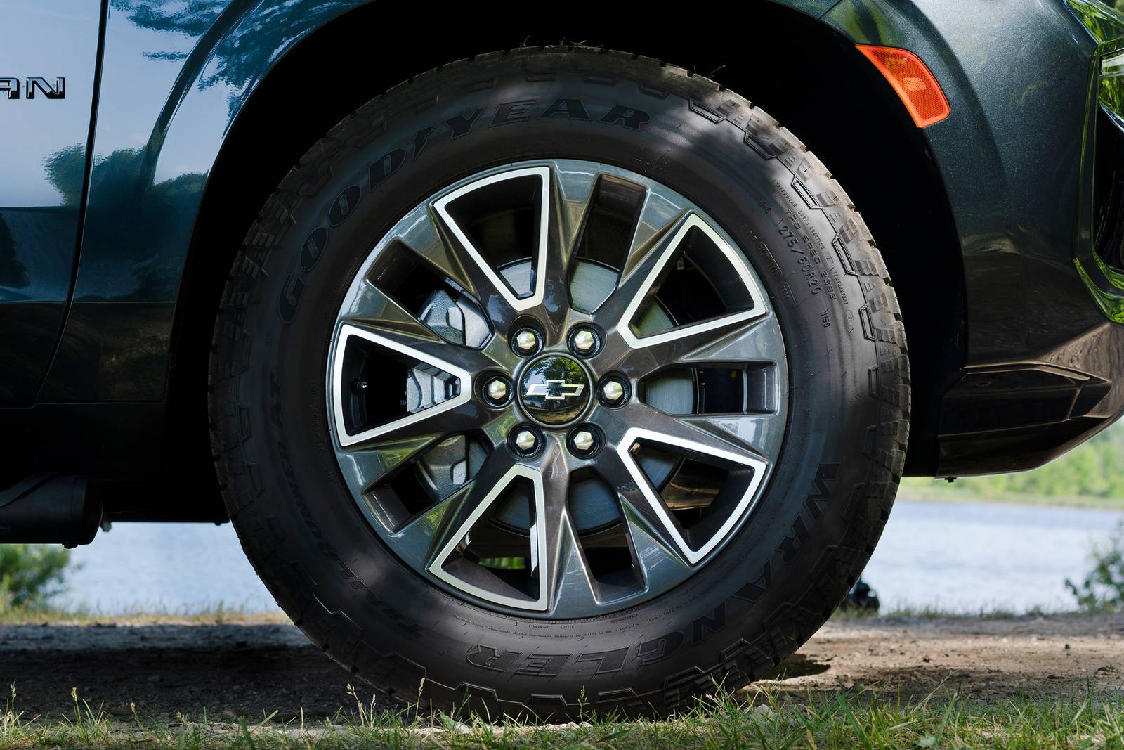 2022 Chevrolet Suburban exterior W