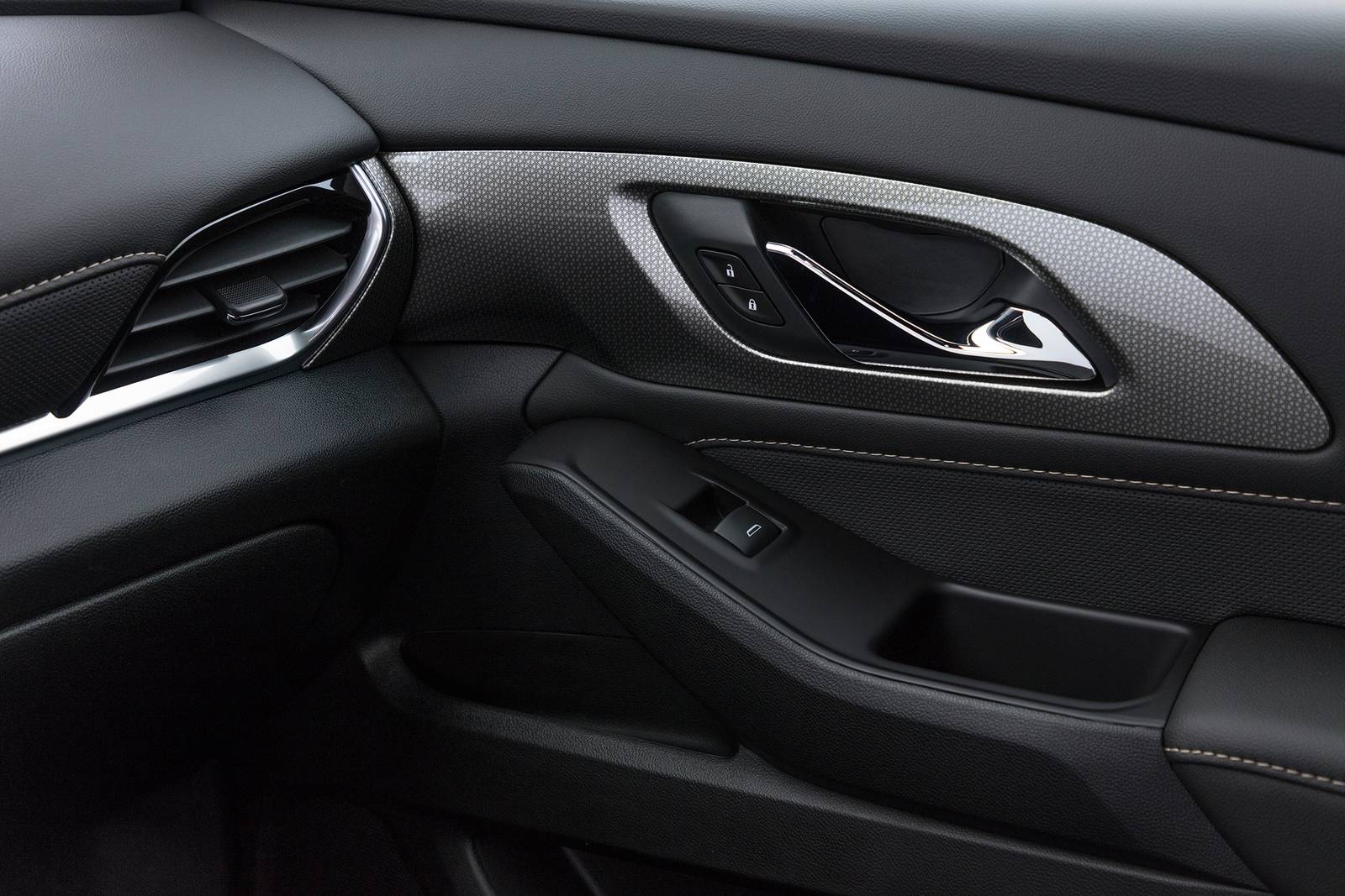 2022 Chevrolet Traverse front safety DETAIL