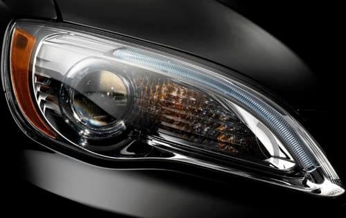 2011 Chrysler 200 front safety DETAIL