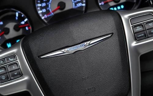 2011 Chrysler 200 front safety DETAIL