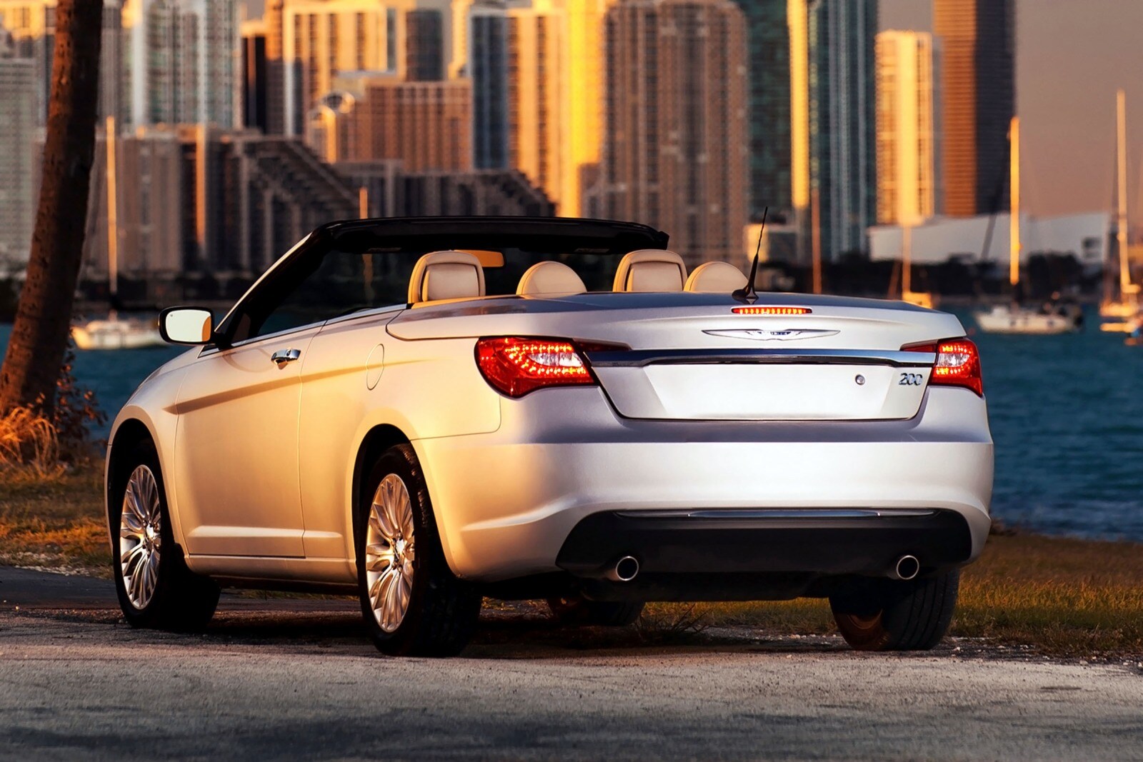 2013 Chrysler 200 exterior F