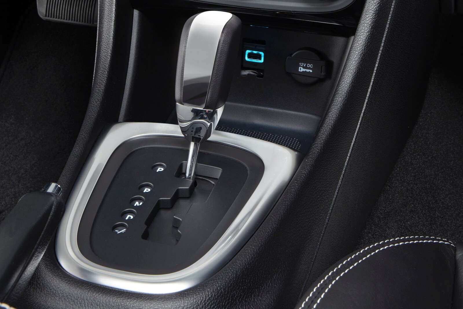 2013 Chrysler 200 interior SHF