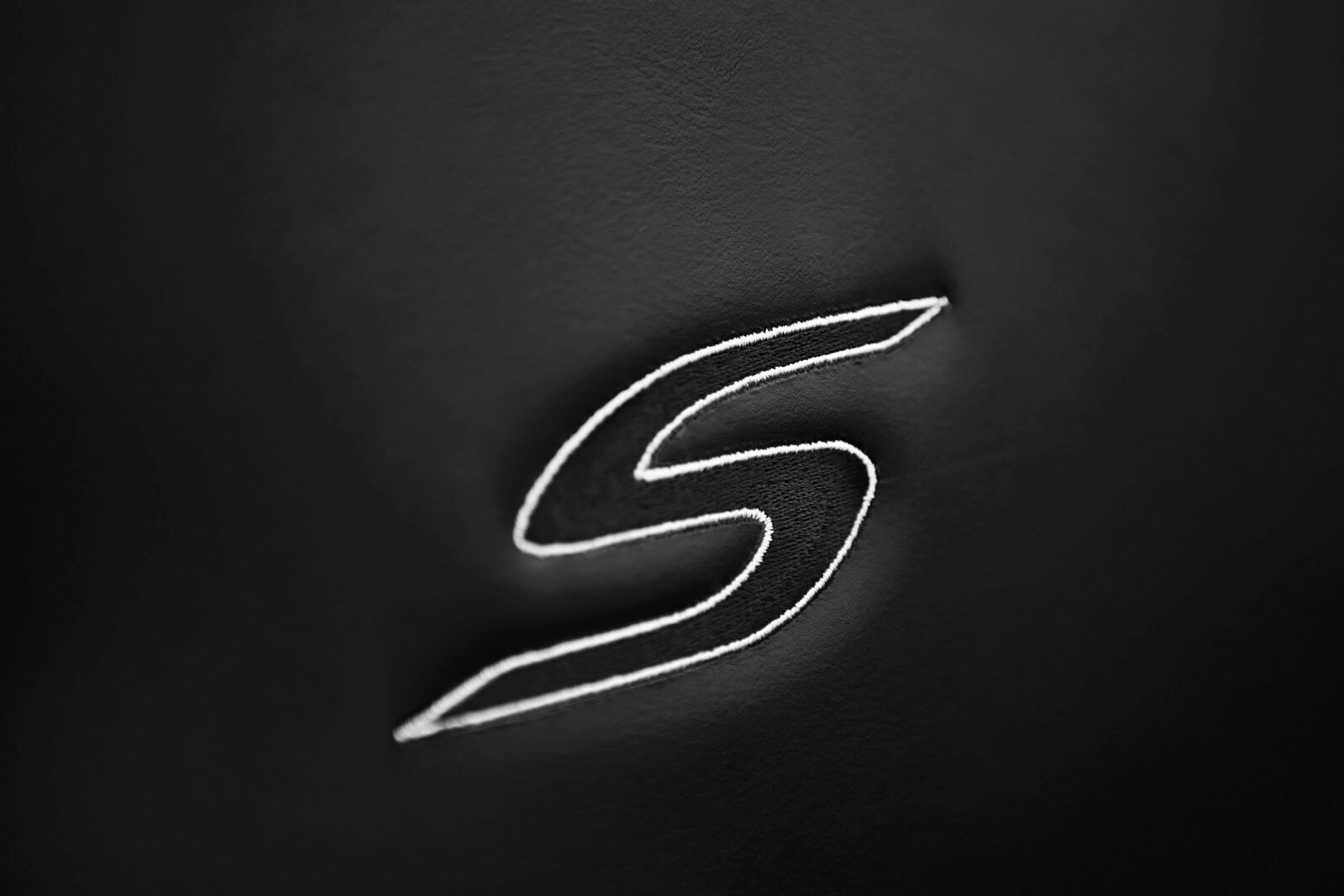 2013 Chrysler 200 front safety DETAIL