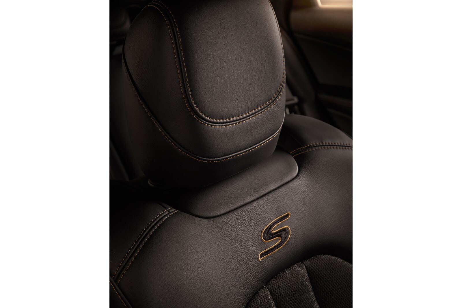 2017 Chrysler 200 front safety DETAIL