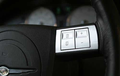 2005 Chrysler 300 front safety DETAIL