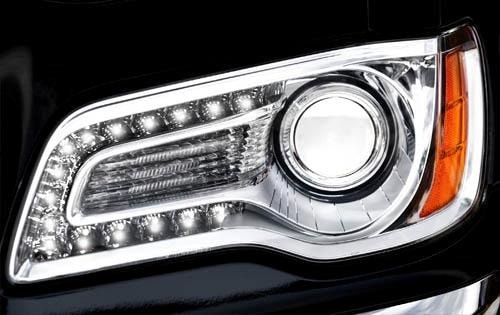 2011 Chrysler 300 front safety DETAIL