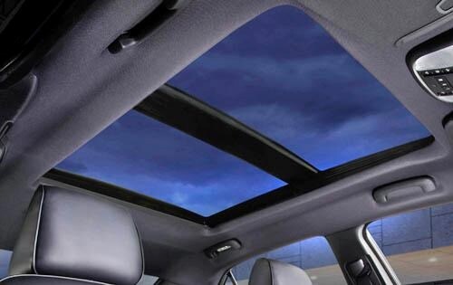 2011 Chrysler 300 front safety DETAIL