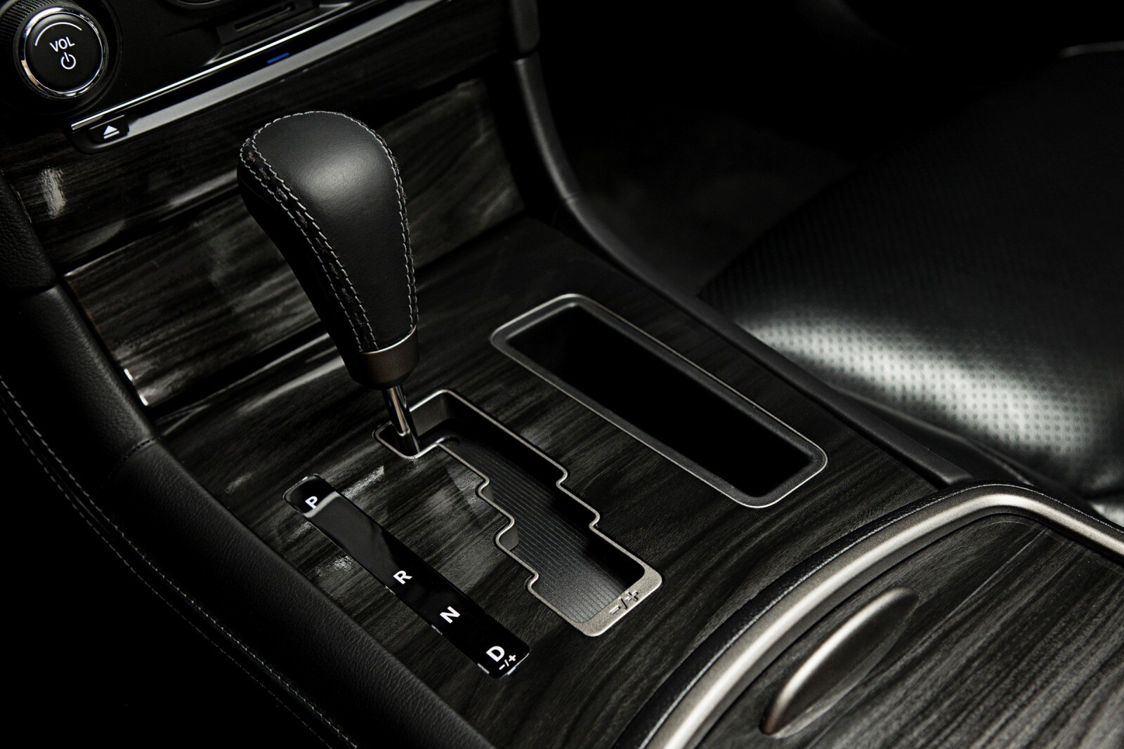 2014 Chrysler 300 interior SHF