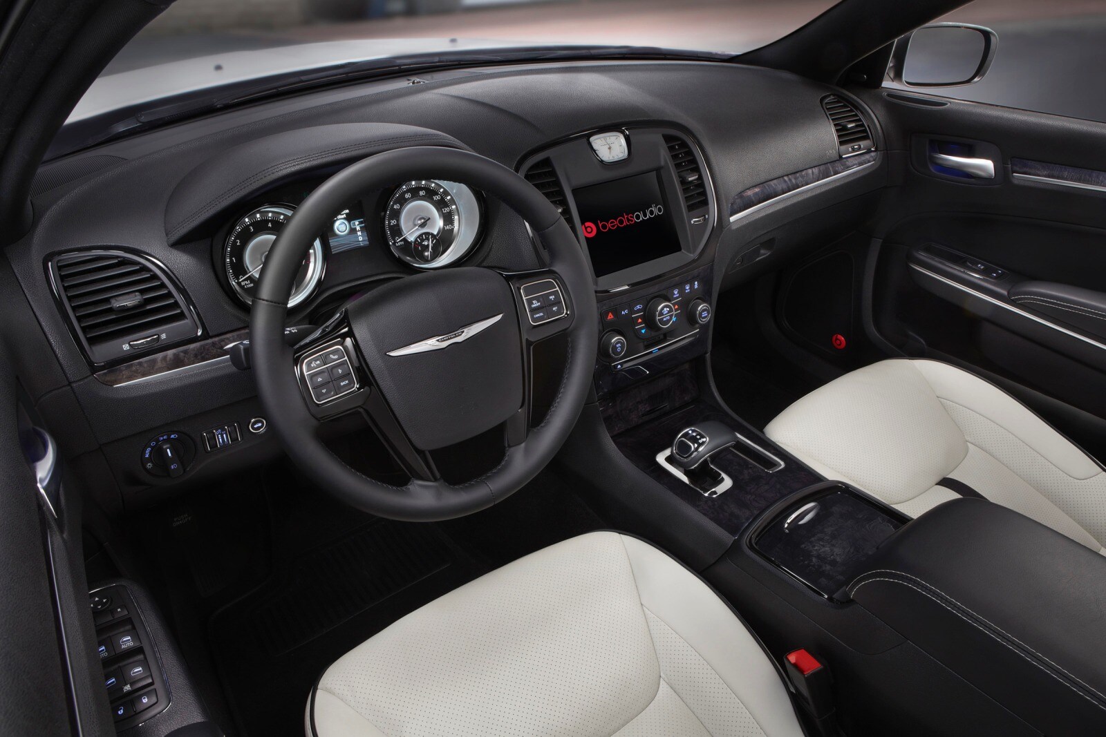 2014 Chrysler 300 interior I