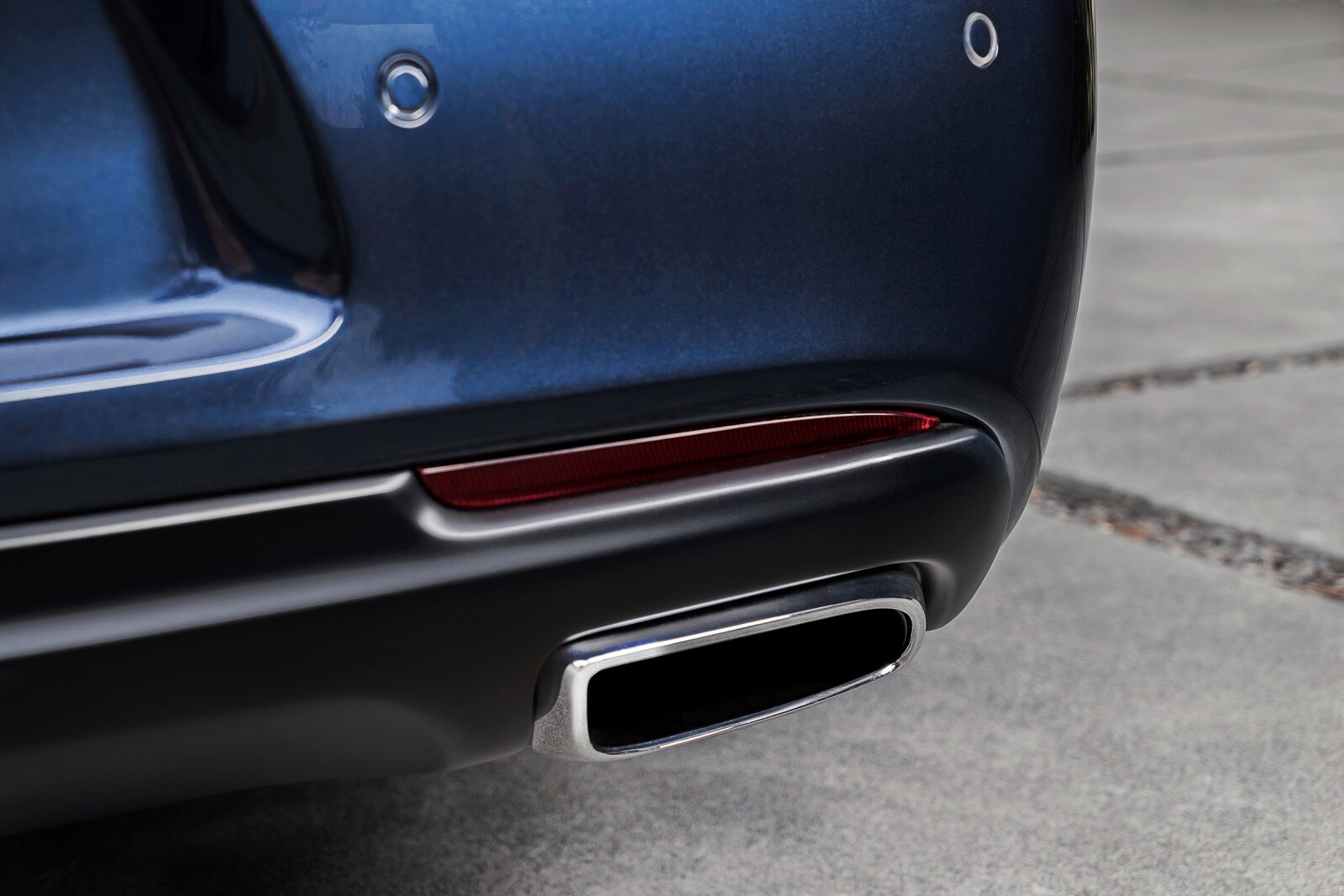 2015 Chrysler 300 front safety EDETAIL