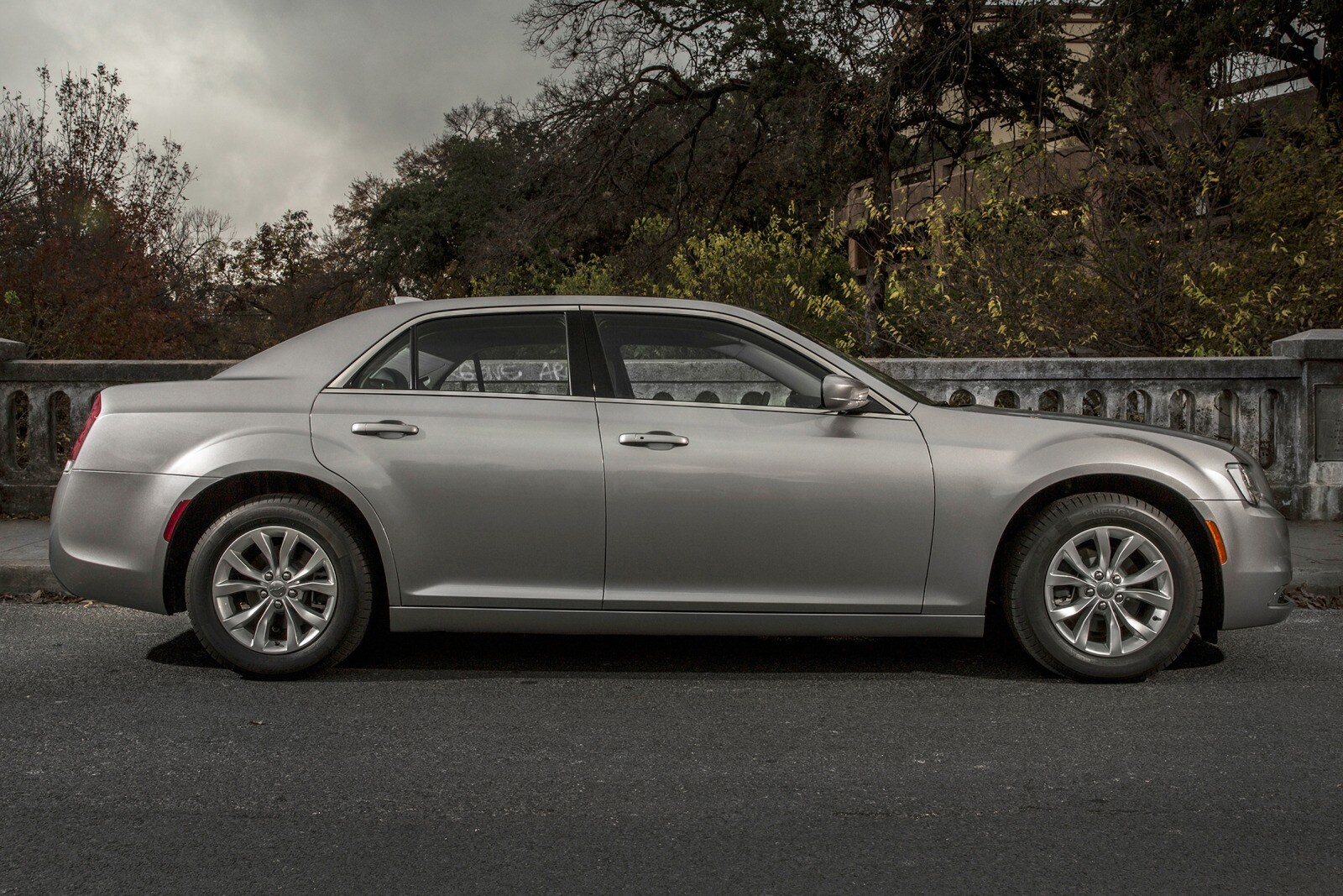 2016 Chrysler 300 exterior FQ