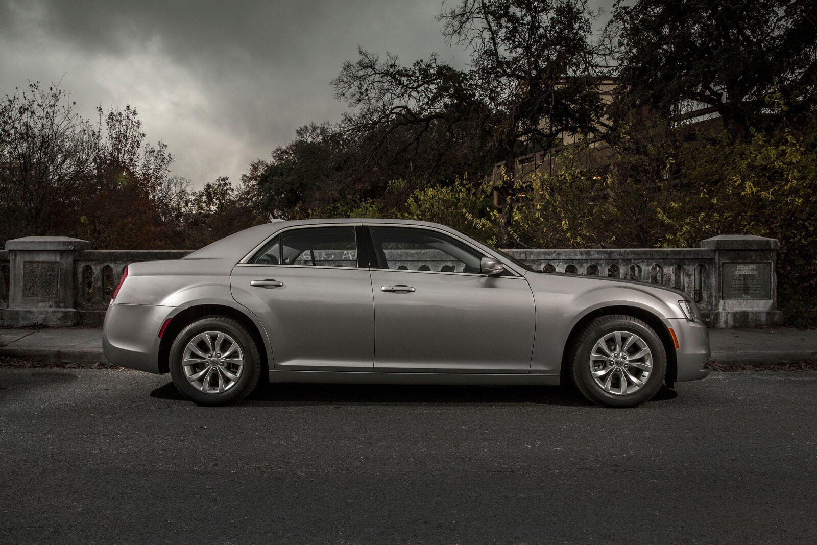 2017 Chrysler 300 exterior FQ