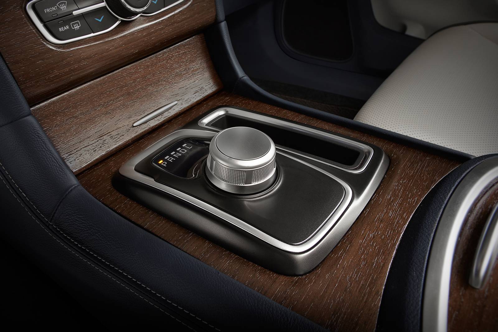 2018 Chrysler 300 interior SHF