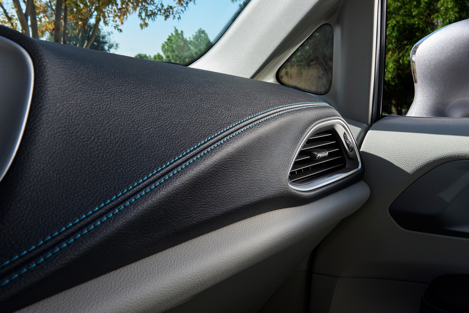 2017 Chrysler Pacifica Hybrid interior DETAIL
