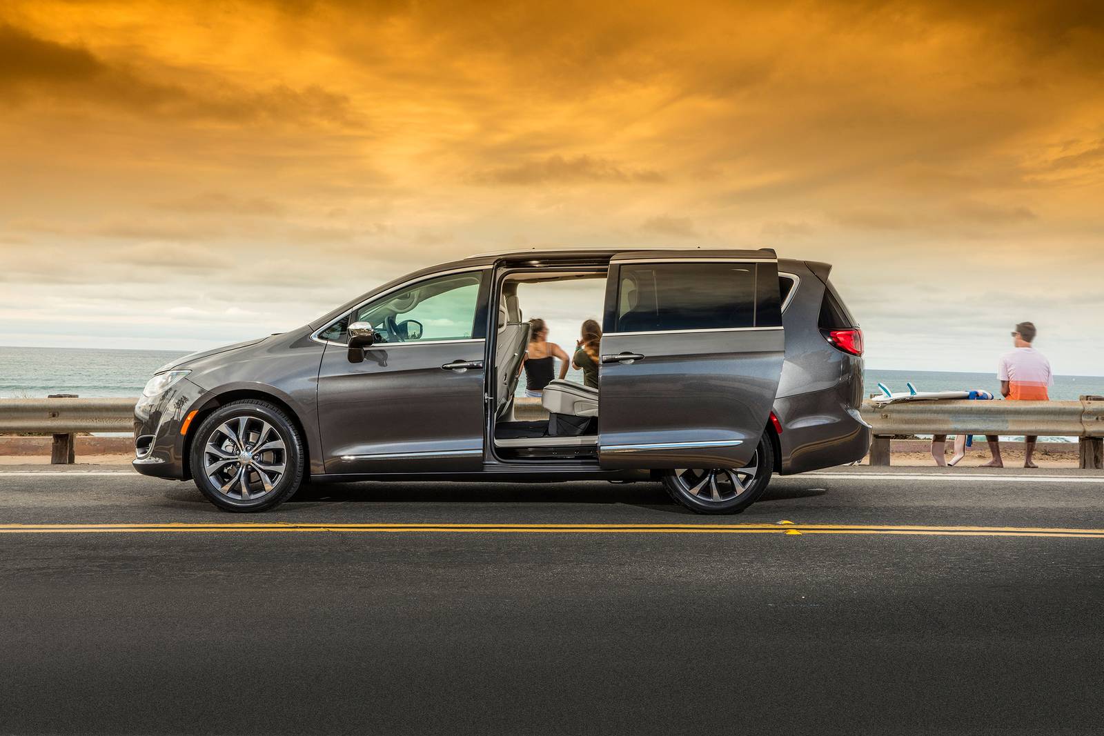 2018 Chrysler Pacifica exterior LIFE1