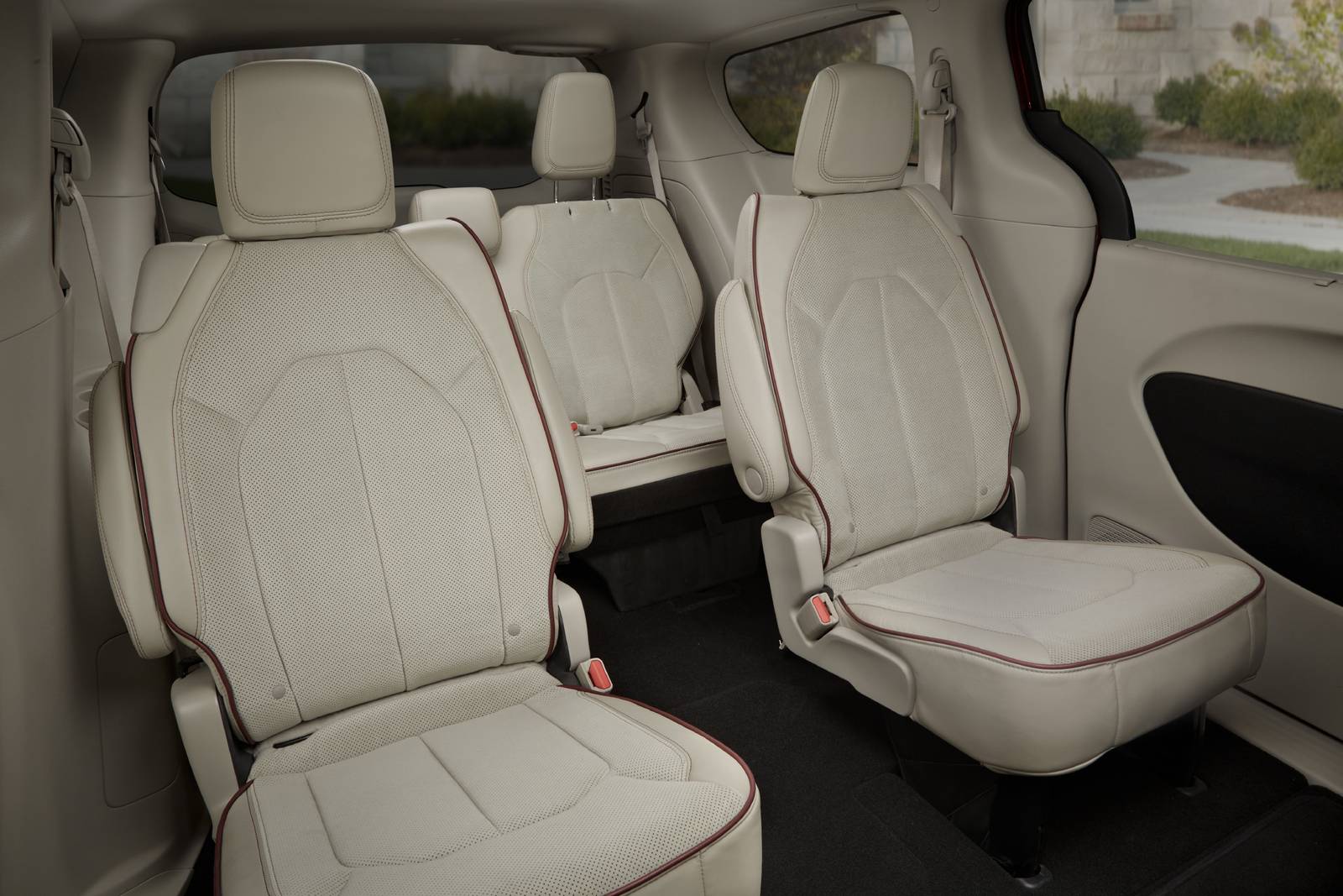 2018 Chrysler Pacifica interior RI