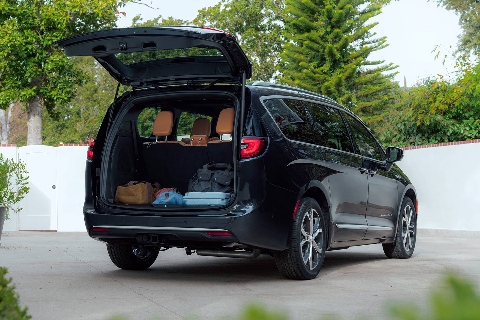 2023 Chrysler Pacifica — OEM photo 3