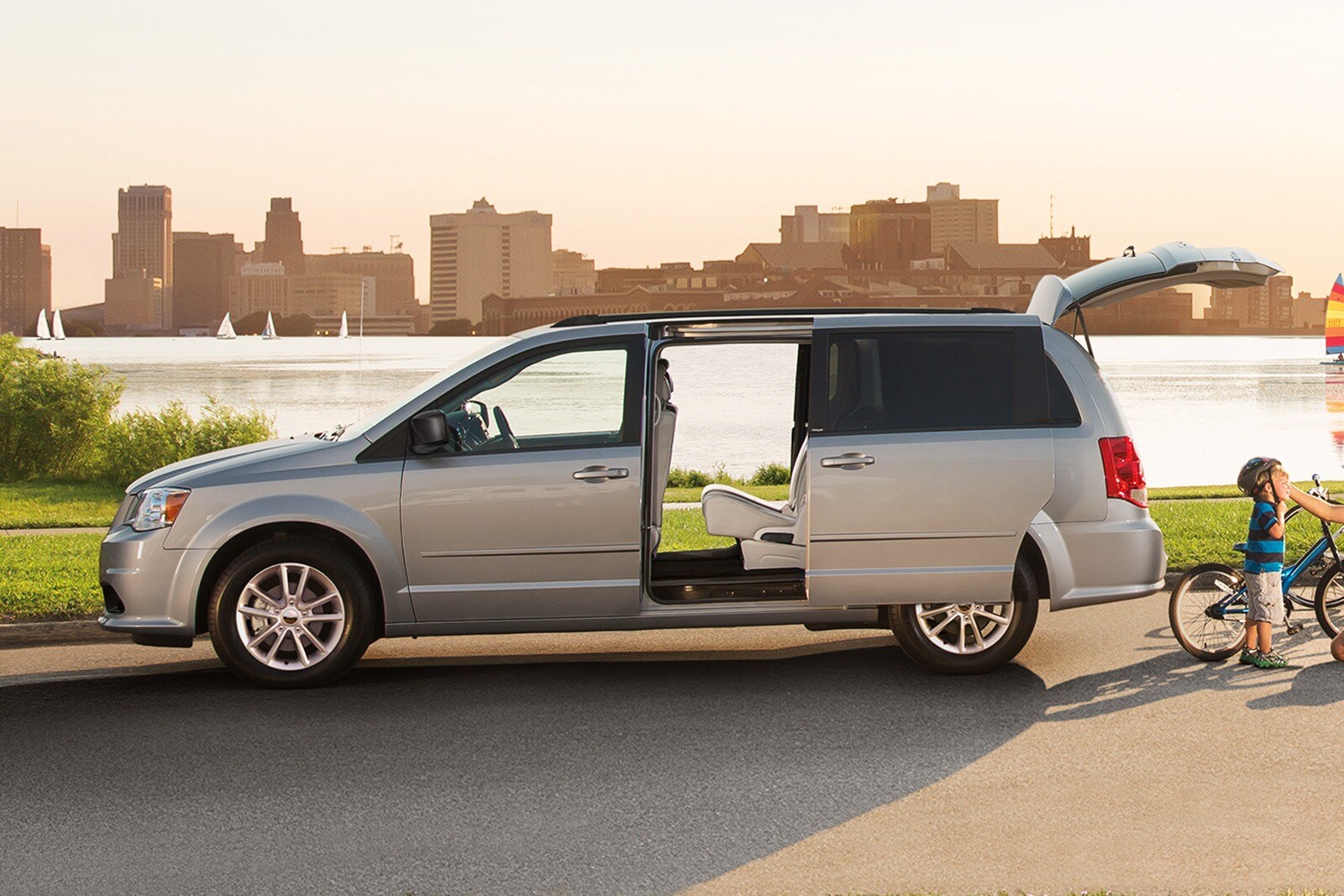 2017 Dodge Grand Caravan exterior EDETAIL