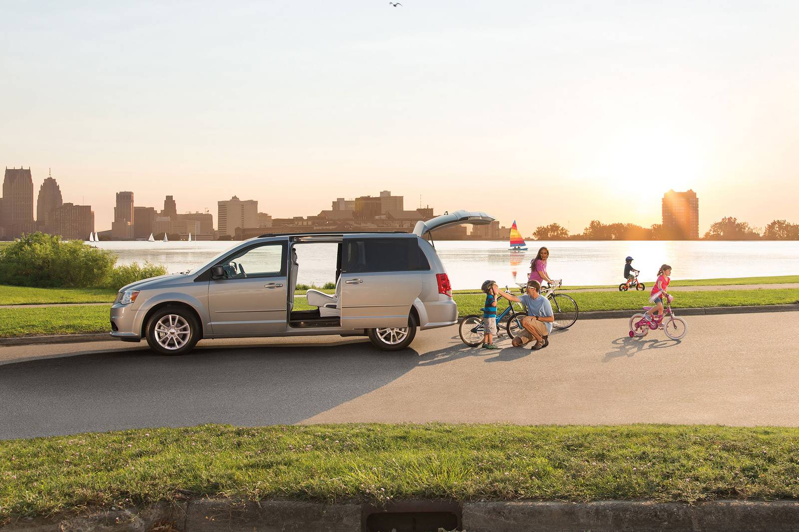 2018 Dodge Grand Caravan exterior LIFE1