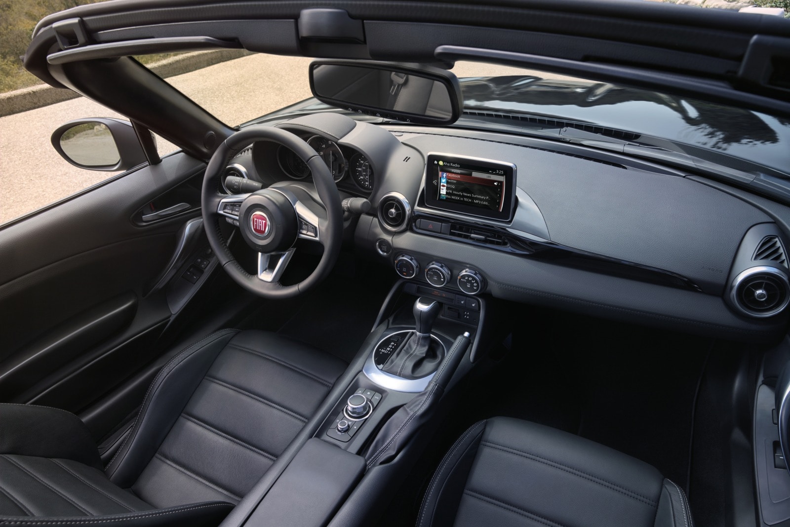 2017 FIAT 124 Spider interior D