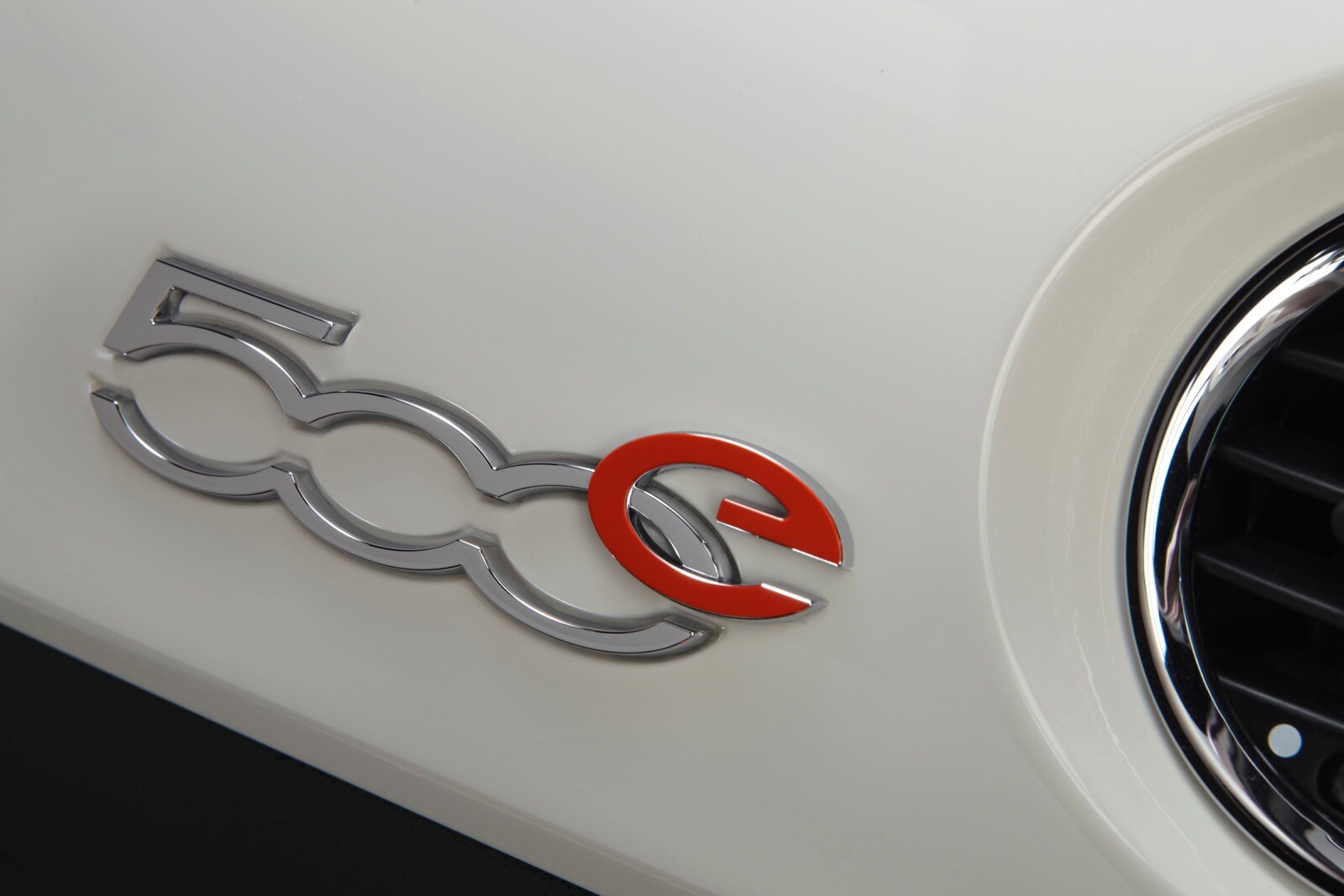 2017 Fiat 500 front safety DETAIL