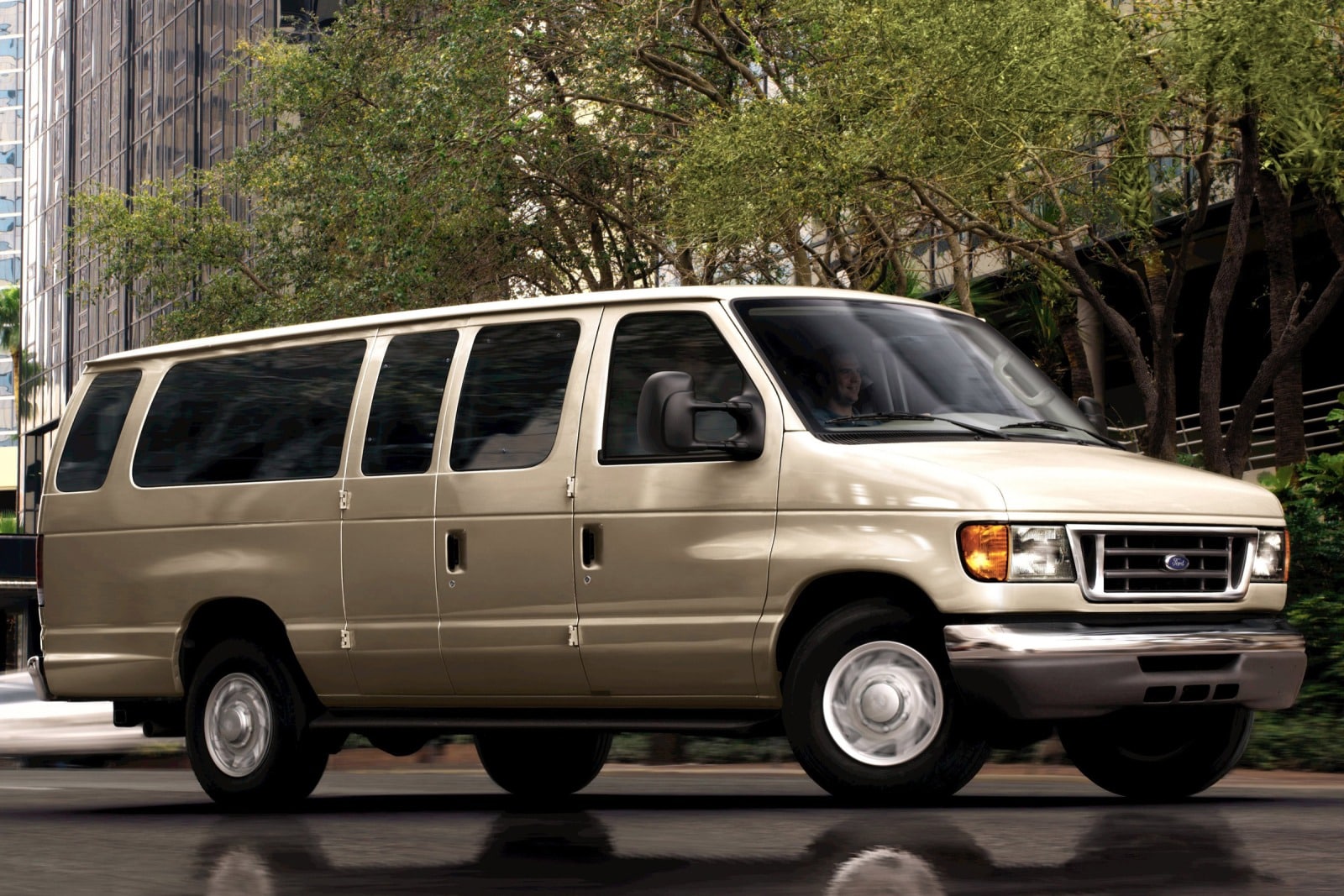 2007 Ford Econoline Wagon exterior FQ