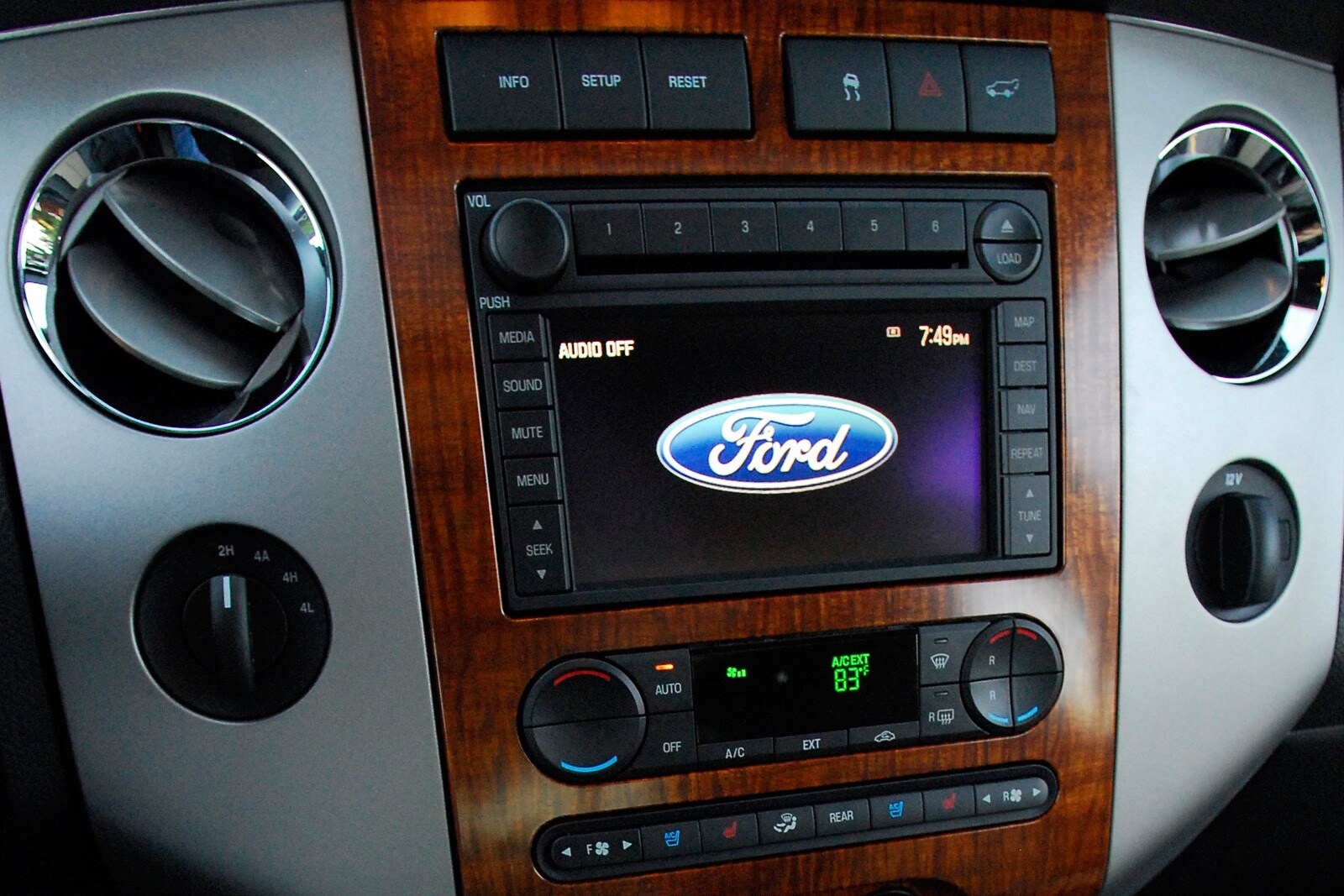 2009 Ford Expedition EL interior CC