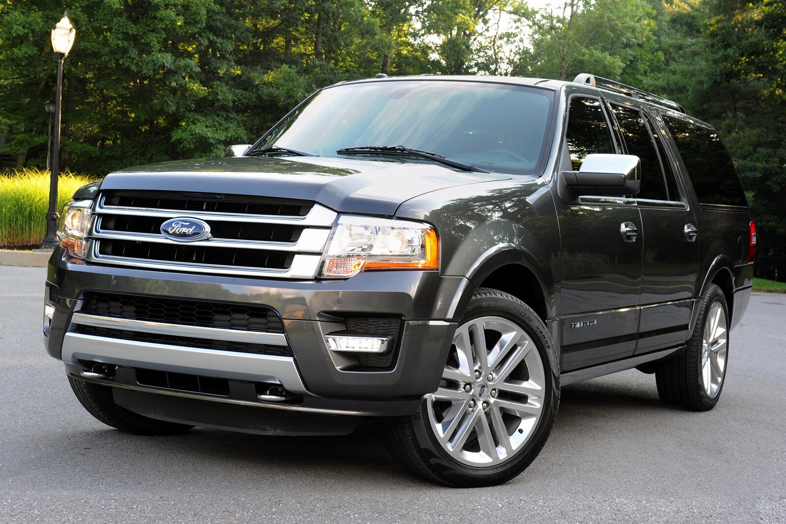 2017 Ford Expedition exterior FQ