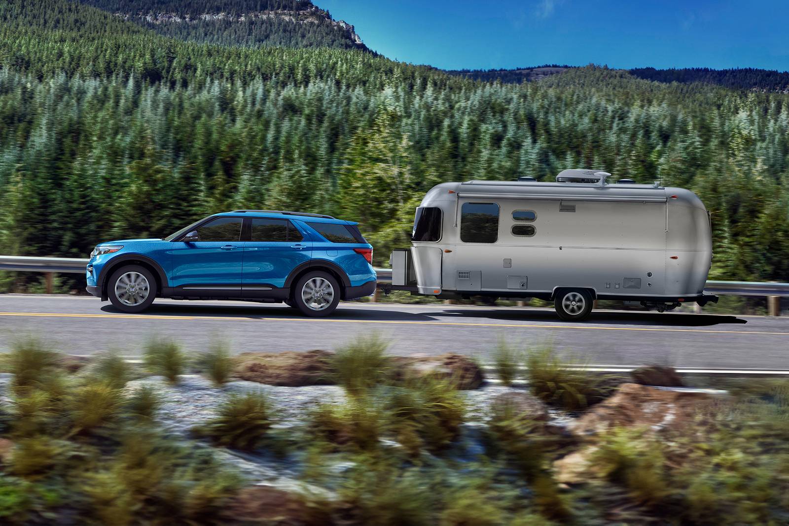 2023 Ford Explorer exterior LIFE1