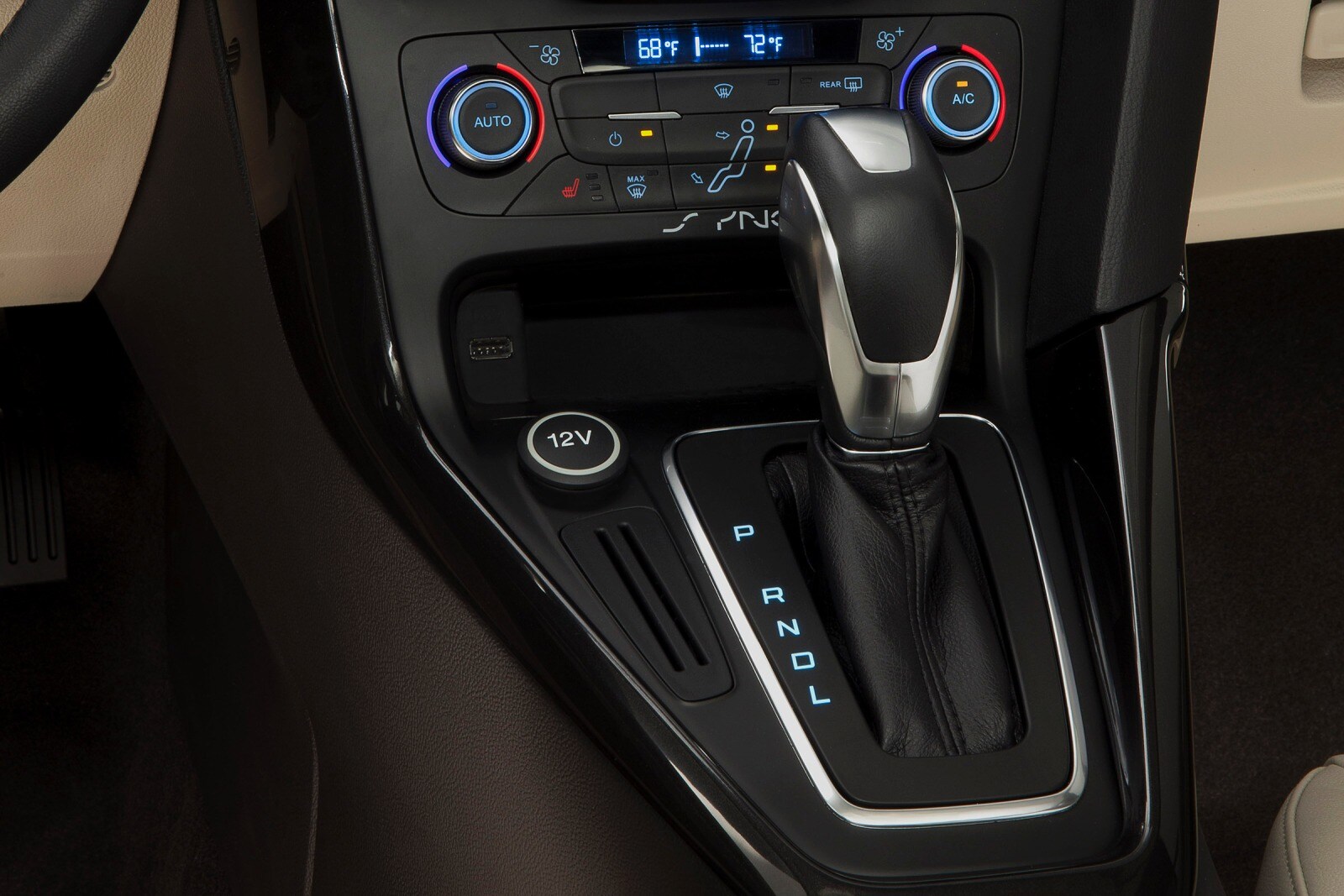 2016 Ford Focus interior SHF